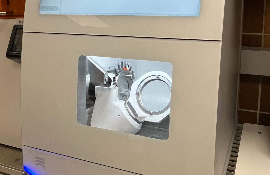 Fertigungsmaschine - CAM-Fräse im Zahntechnik-Labor